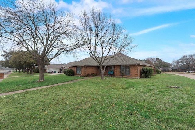 ranch-style home featuring a front lawn