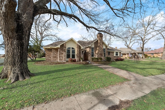 single story home with a front lawn