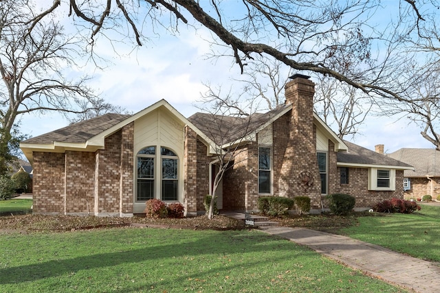 view of front of property featuring a front lawn