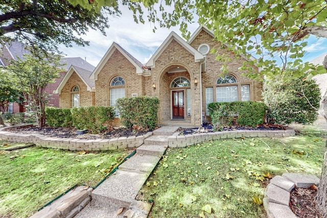 view of front facade with a front yard