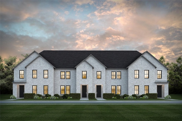 view of front facade featuring a lawn