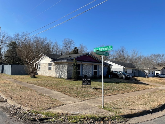 single story home featuring a front lawn