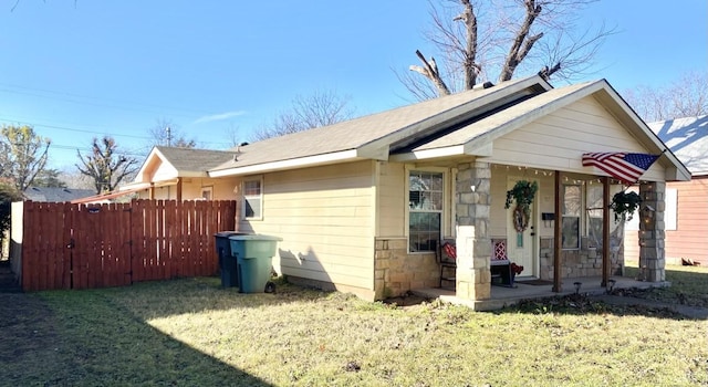 view of front of property with a front yard