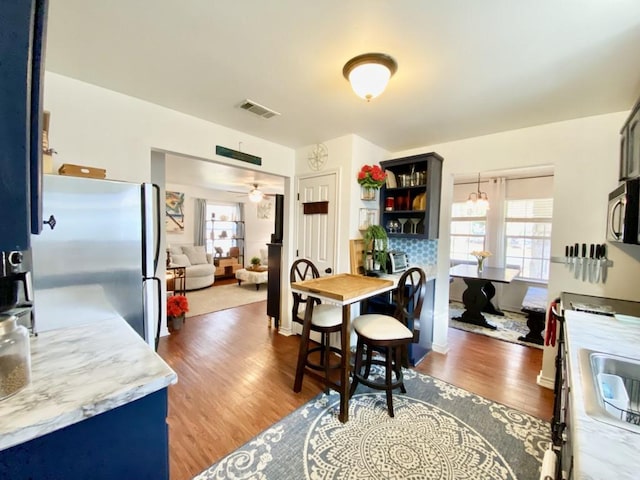 dining room with dark wood-type flooring and ceiling fan