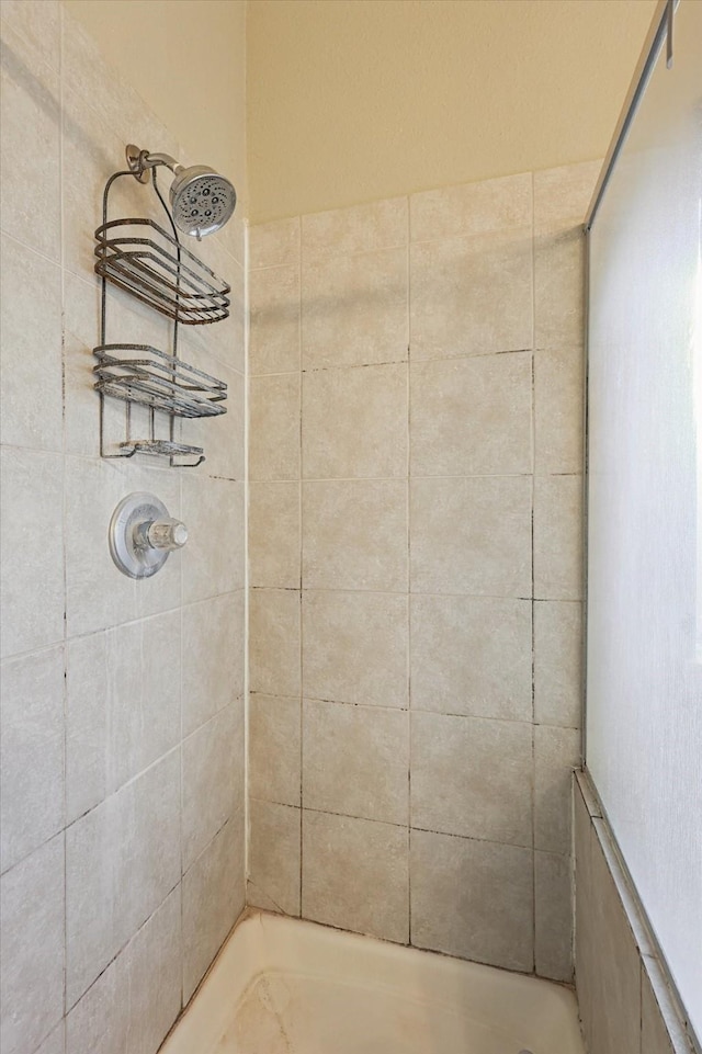 bathroom featuring tiled shower