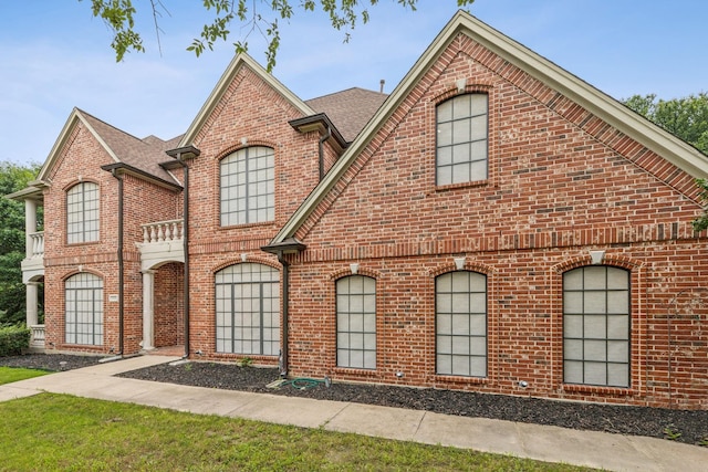 view of front of property with a front yard