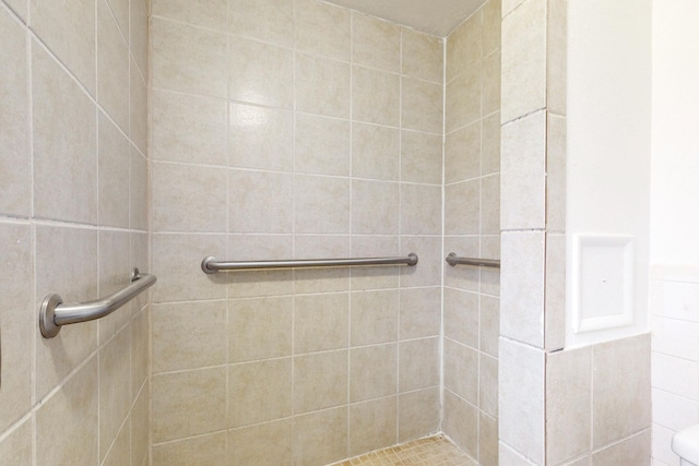 bathroom featuring a tile shower