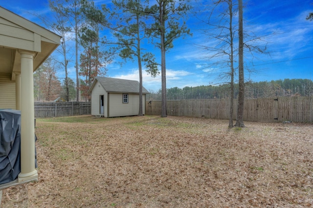 view of yard with a shed