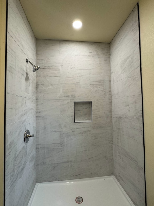 bathroom featuring a tile shower