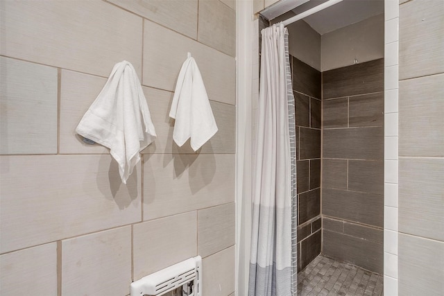 bathroom featuring curtained shower