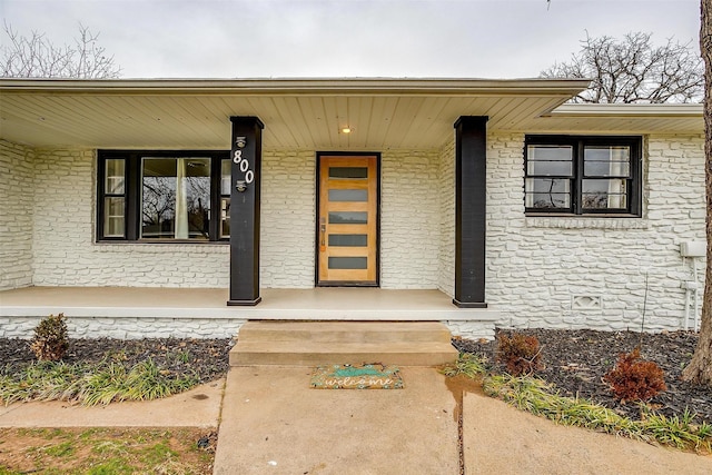 doorway to property with covered porch