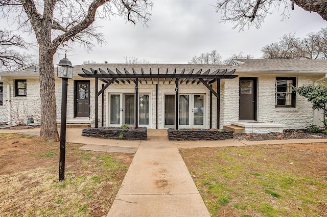 view of front of home featuring a pergola and a front lawn