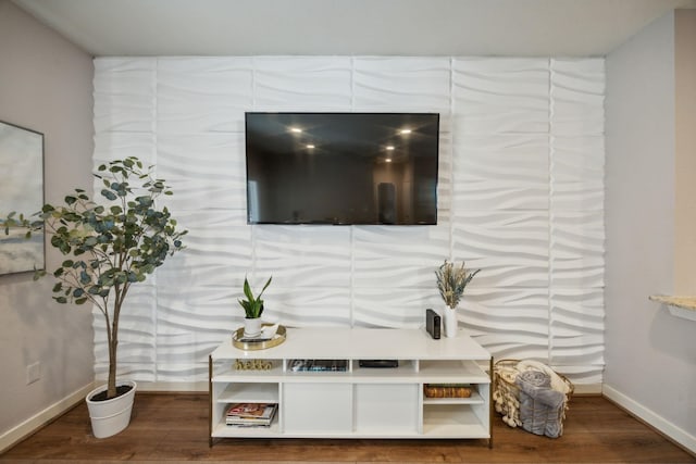 interior details with hardwood / wood-style floors