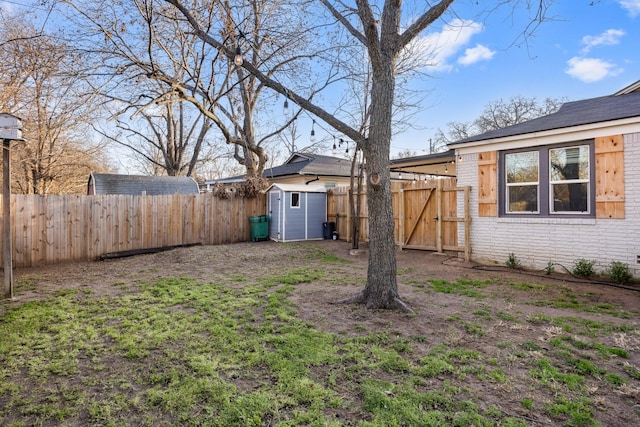 view of yard featuring a storage unit