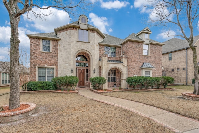 view of front of property featuring a front lawn