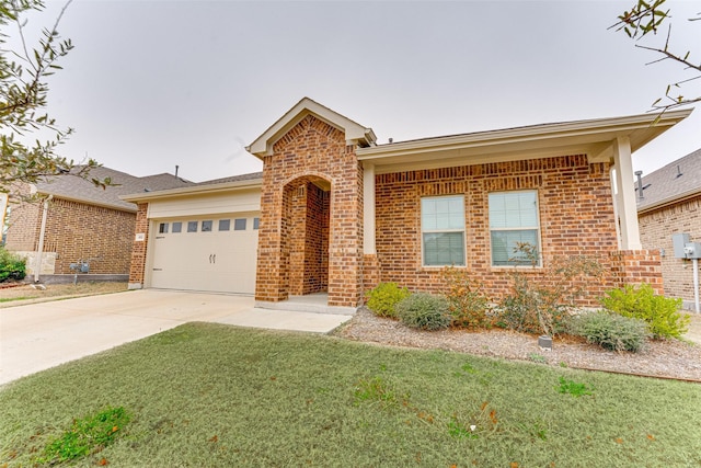 view of front of house featuring a garage and a front yard