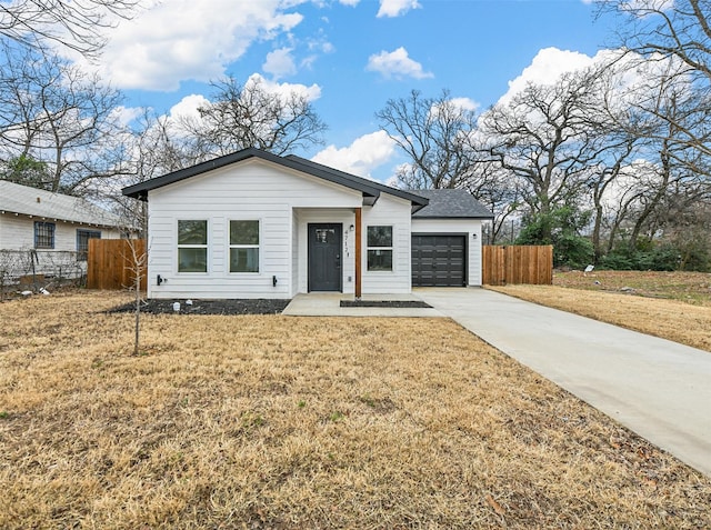 view of front of home featuring a garage and a front yard