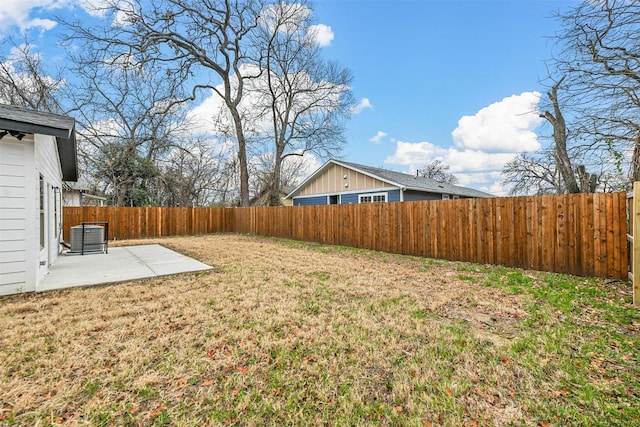 view of yard featuring a patio area