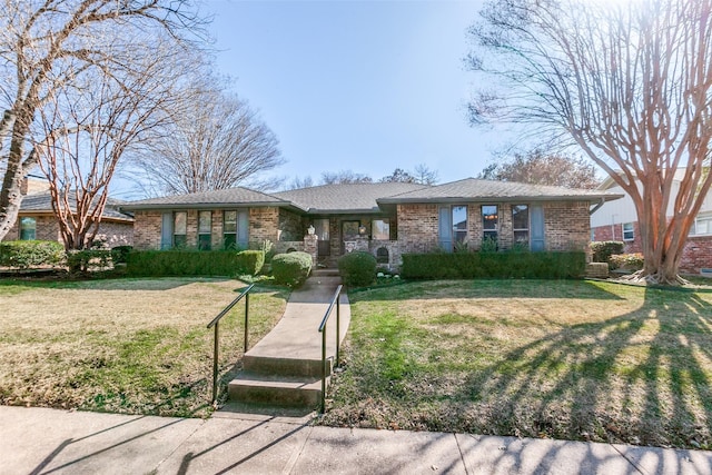 view of front of home featuring a front yard