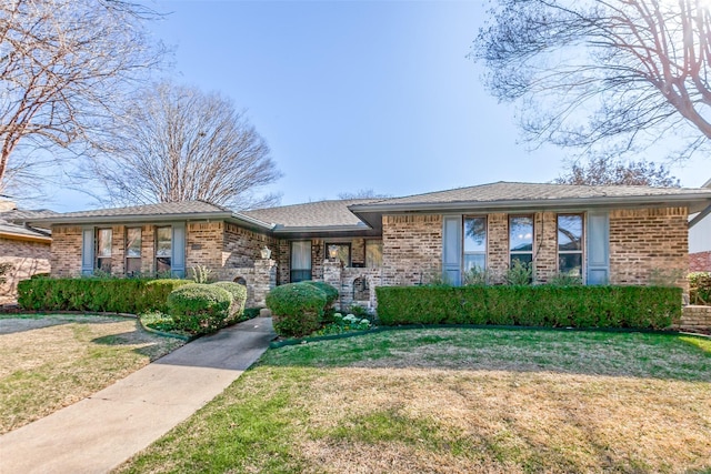 view of front of home featuring a front yard