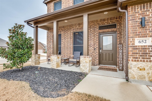 property entrance featuring a porch