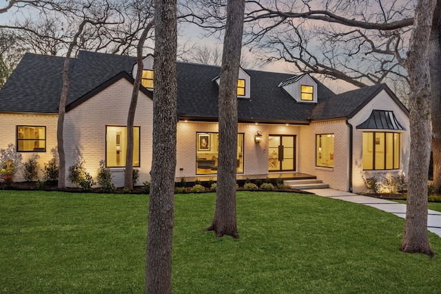 view of front facade with a yard