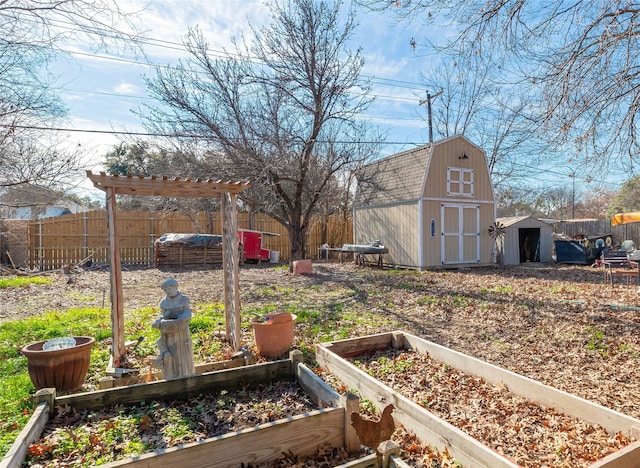 view of yard featuring a shed