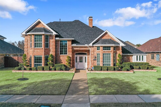 view of front of property featuring a front lawn