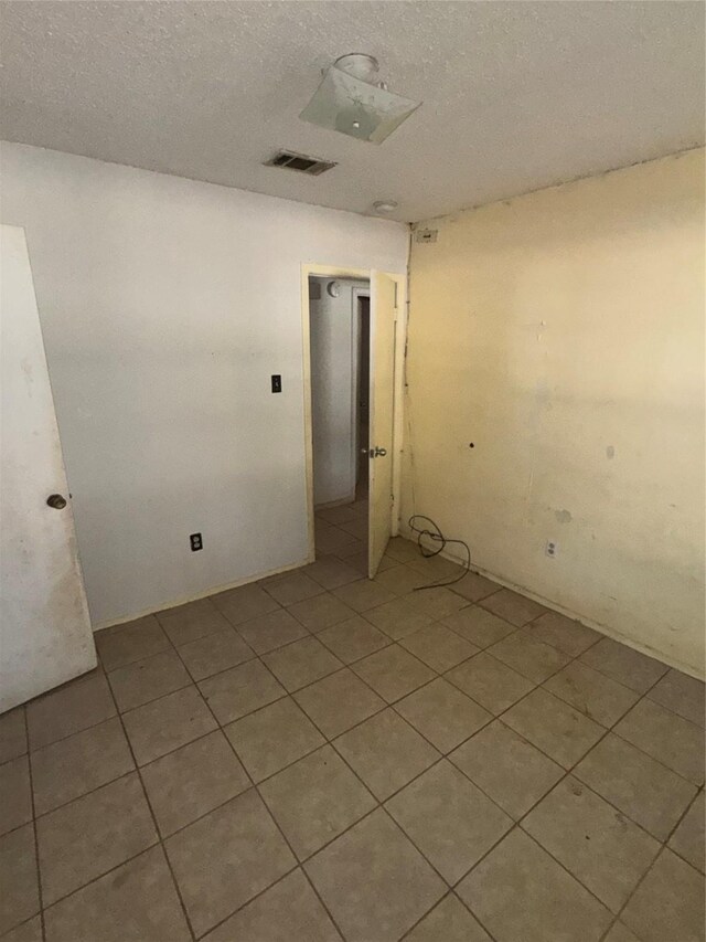 spare room featuring a textured ceiling