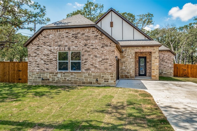 view of front of house featuring a front lawn