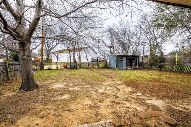 view of yard with a storage unit