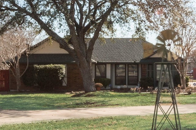 view of front of home featuring a front yard and a carport