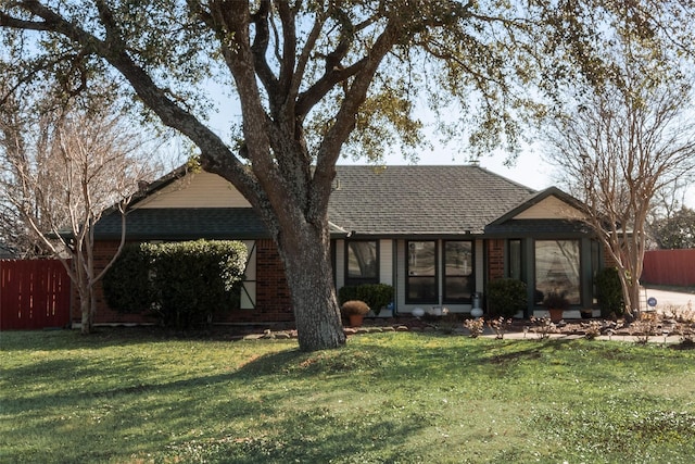 view of front of property featuring a front yard