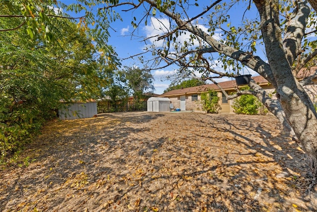 view of yard featuring a shed