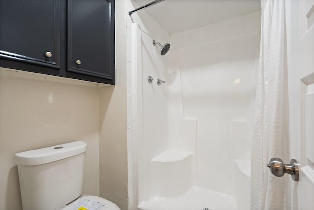 full bathroom featuring toilet and a shower with shower curtain