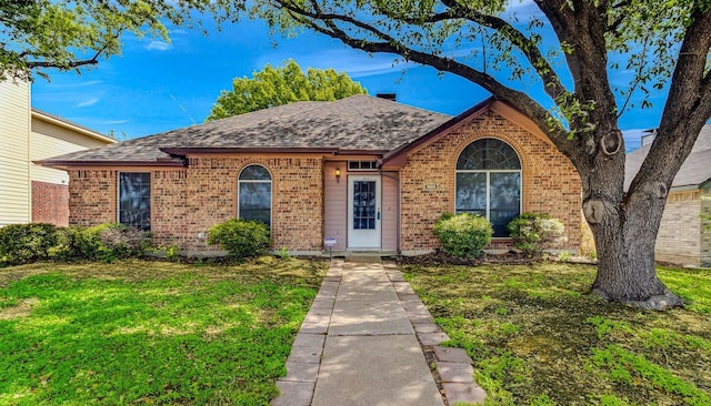 view of front of property featuring a front lawn