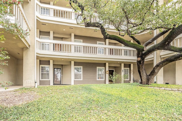 view of front facade with a front yard