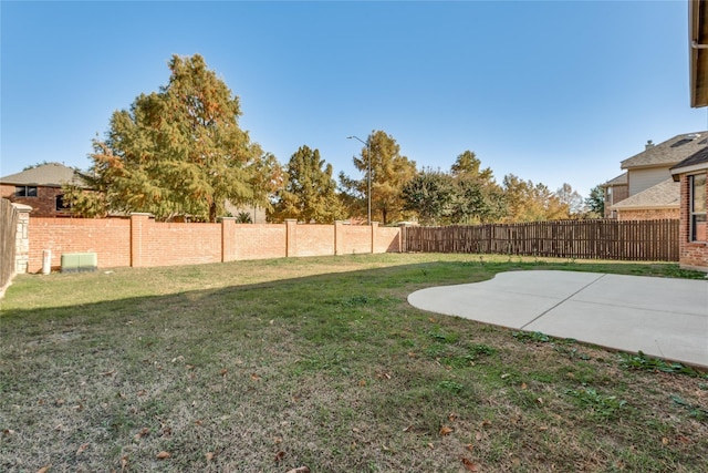 view of yard featuring a patio area