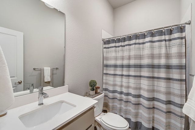 full bathroom with a shower with shower curtain, toilet, and vanity