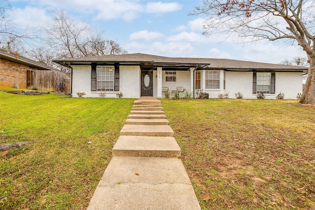 view of front of home featuring a front yard