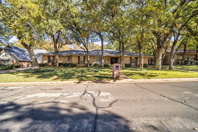 ranch-style home featuring a front lawn