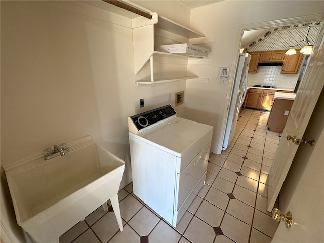 laundry room with washer / clothes dryer, sink, and light tile patterned flooring