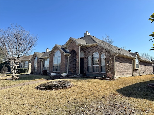 view of front of house featuring a front yard