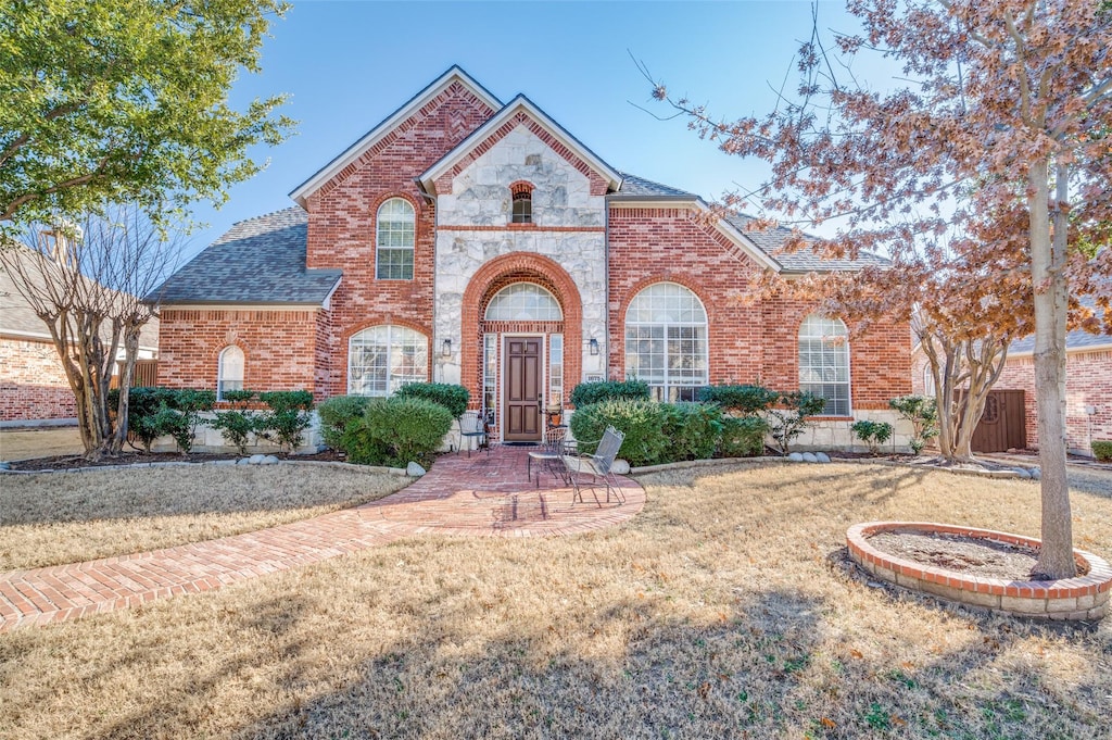 view of front property featuring a front yard