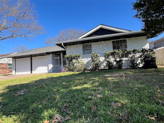 view of front of property featuring a front yard