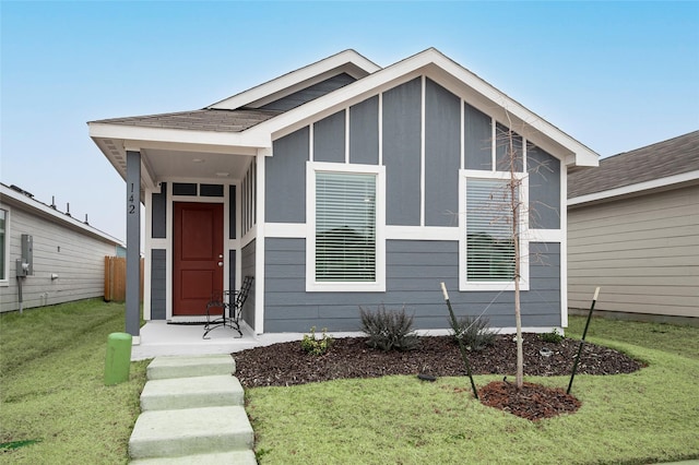 view of front of home featuring a front yard