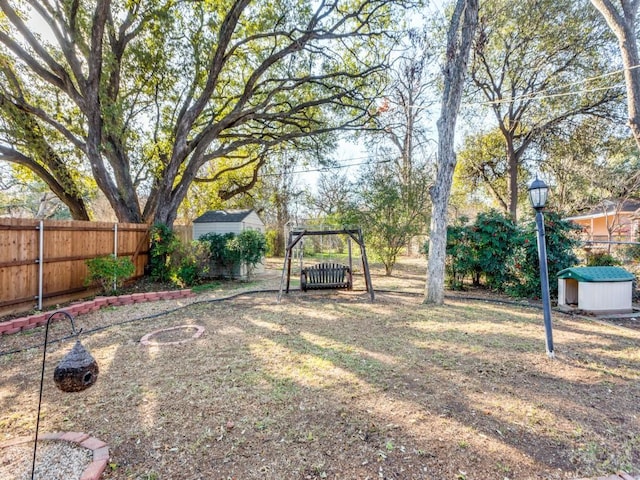 view of yard with a shed