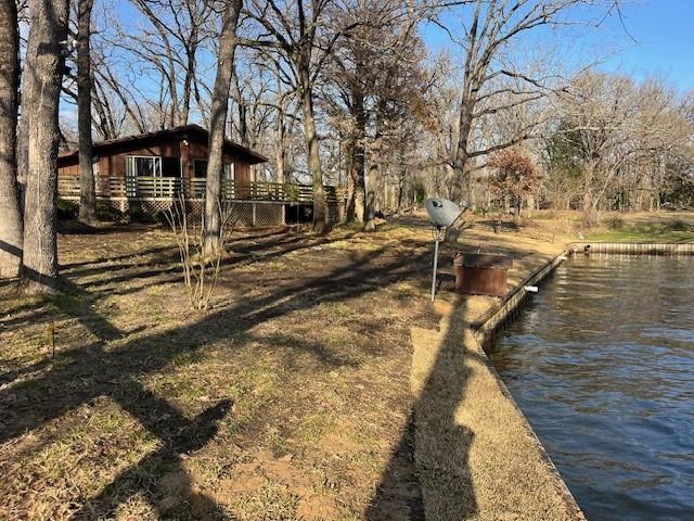 view of yard featuring a water view