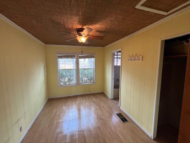 unfurnished room with ornamental molding, ceiling fan, and light hardwood / wood-style flooring