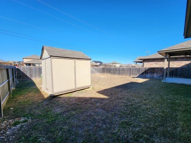 view of yard with a storage shed